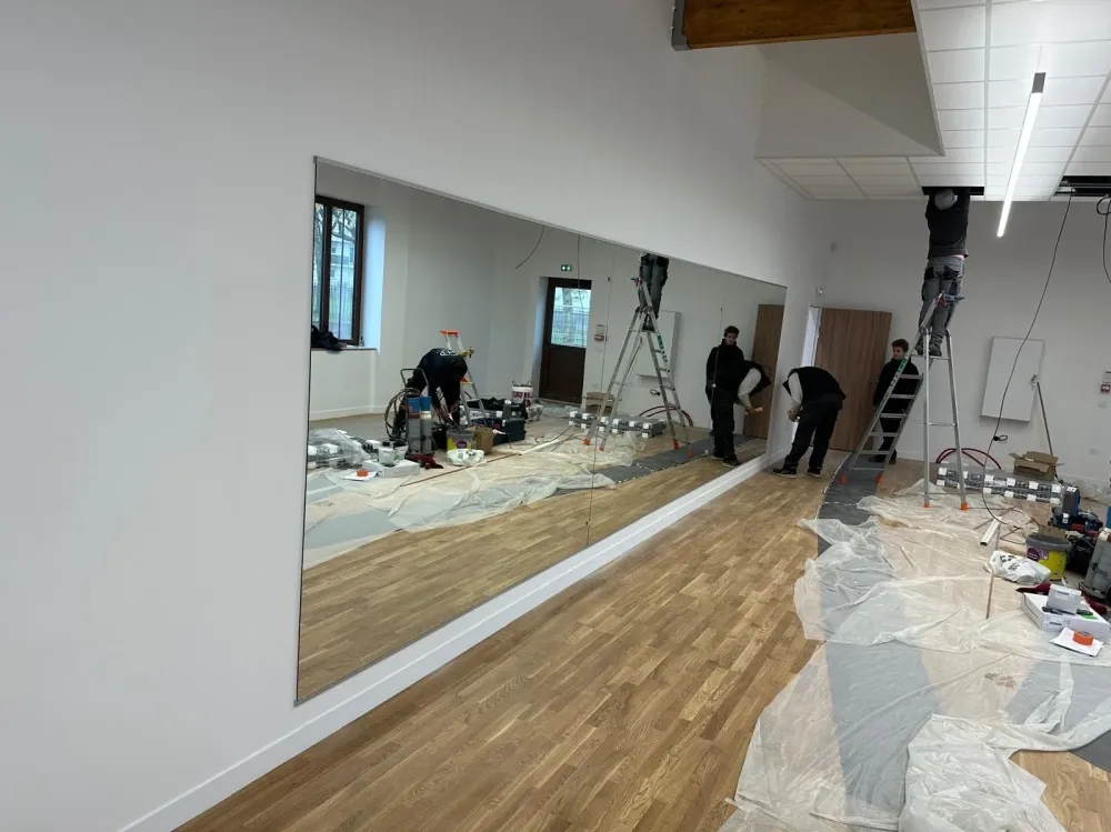 salle de danse avec miroir